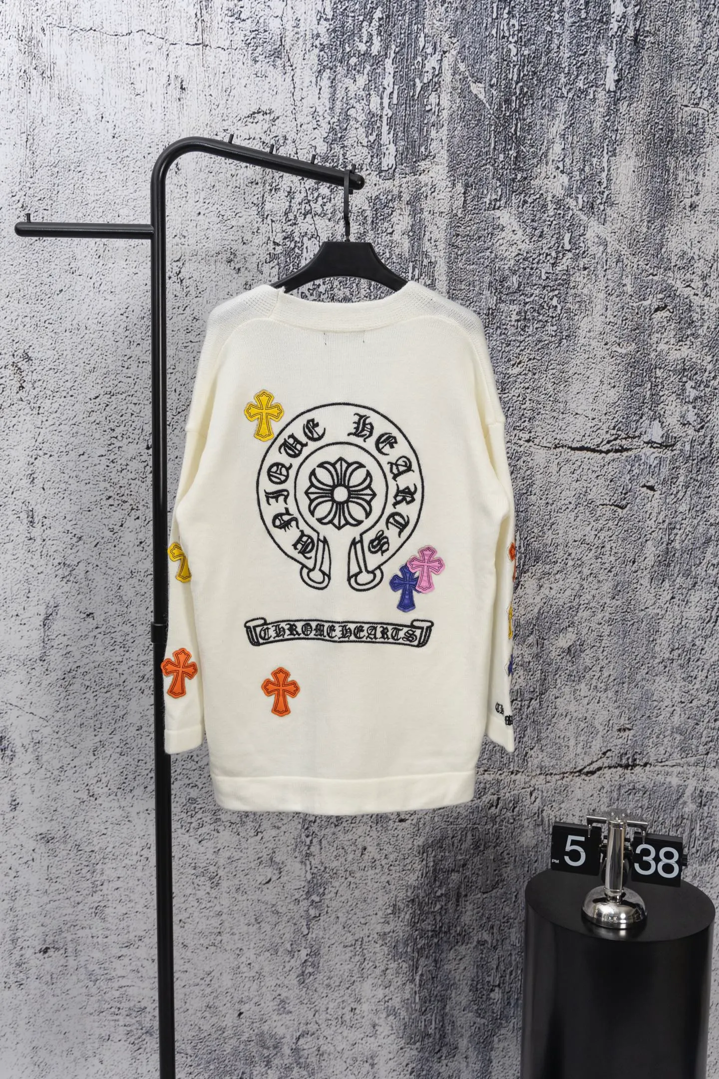 P240 -Chrome Hearts/Chrome Hearts Colorful cross leather cardigan jacket sweater. High weight, high density and high quality. The wool is soft, delicate and skin-friendly. It feels soft and silky. It has excellent warmth and skin-friendly properties. It is custom-woven and dyed without color difference. No matter the fabric or workmanship details, it is better than the ordinary version on the market. -The hardware and zipper accessories are all customized and full of details. Crow autumn and winter super heavy embroidery ➕ positioning leather label long-sleeved knitted cardigan lazy outer wear mid-length sweater -Colour: black white Size: S M L